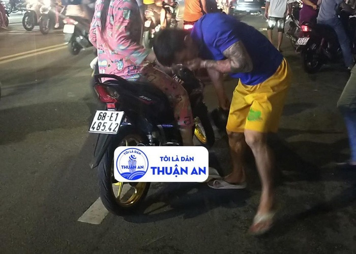 Suýt va chạm xe, thanh niên xăm trổ đánh 2 mẹ con, nhận kết đắng - Hình 3 Suyt va cham xe, thanh nien xam tro danh 2 me con, nhan ket dang-Hinh-3