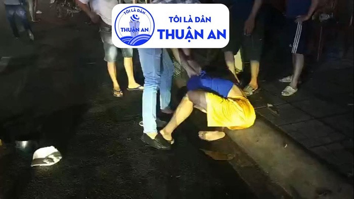 Suýt va chạm xe, thanh niên xăm trổ đánh 2 mẹ con, nhận kết đắng - Hình 2 Suyt va cham xe, thanh nien xam tro danh 2 me con, nhan ket dang-Hinh-2