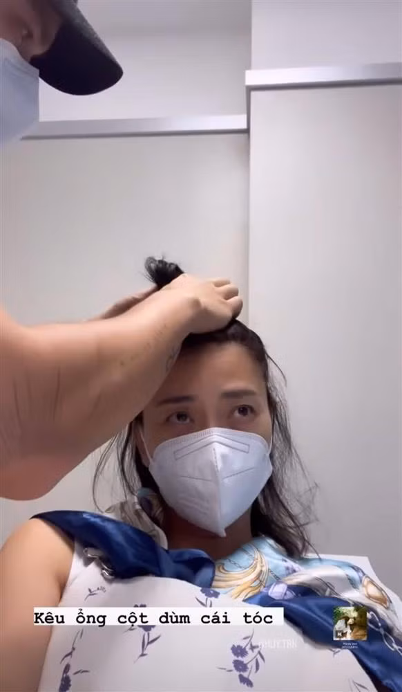 Ngô Thanh Vân nhờ ông xã Huy Trần buộc tóc. Chứng kiến "thành quả" mà chồng tạo ra, Ngô Thanh Vân chỉ biết lắc đầu ngán ngẩm, biểu cảm gương mặt đầy vẻ "bất lực". 