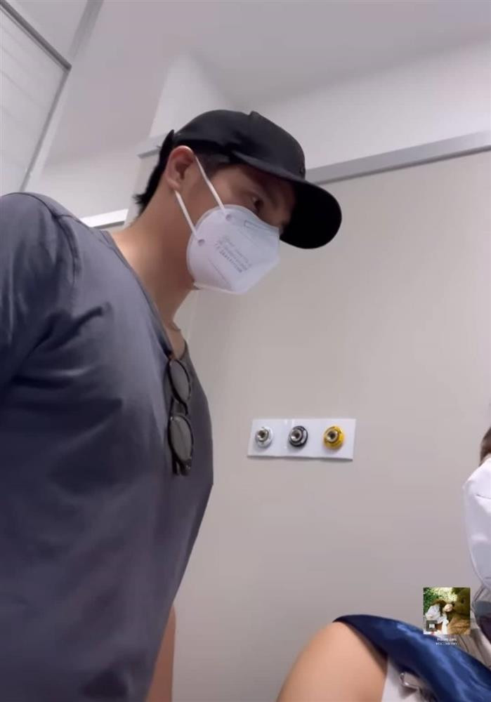 Về phía Huy Trần, anh cũng "khá rén" khi nhìn kết quả. Để vớt vát, nam CEO đã cố gắng vén thêm chút tóc buộc vào cho gọn, nhưng có vẻ vẫn không thành công như mong đợi.