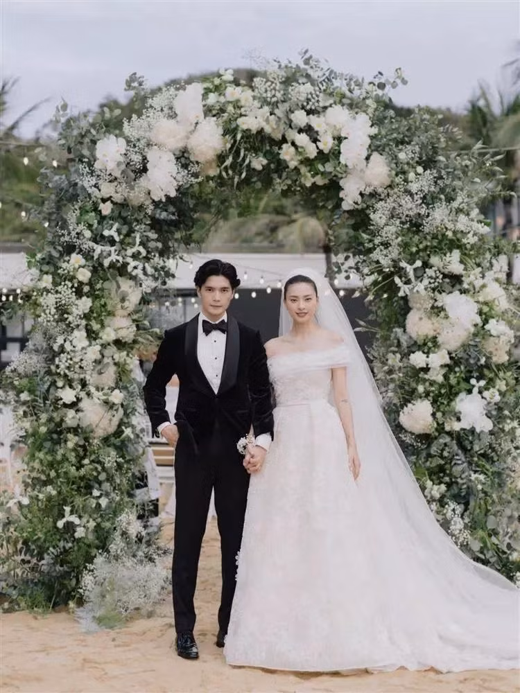 Ngô Thanh Vân - Huy Trần có 2 năm hẹn hò lãng mạn trước khi tổ chức đám cưới hôm 8/5/2022. Hôn lễ của cặp đôi diễn ra tại một bãi biển ở Đà Nẵng, nhận được nhiều sự chúc phúc từ bạn bè, gia đình và khán giả.