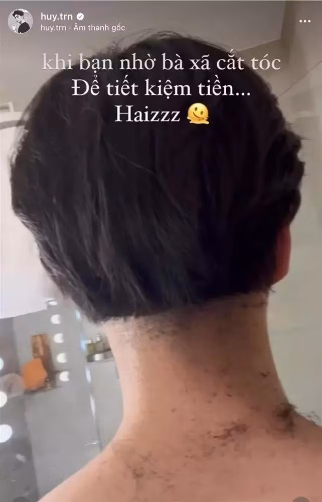Trước đó, Ngô Thanh Vân cũng từng khiến dân mạng được phen cười bò khi biến ông xã thành "nạn nhân" màn múa kéo của mình. Cụ thể, nam CEO đã nhờ vợ cắt tóc nhằm mục đích tiết kiệm tiền, nhưng người đẹp đã mạnh tay xén một đường ngang khiến phần tóc gáy Huy Trần ngắn ngủn, dày cộp kỳ cục. Nhìn thành quả của mình, Ngô Thanh Vân cười phá lên. Người đẹp còn lấy gương cho ông xã soi tóc mới: "Nè nhìn đi. Thẳng băng luôn, thì chồng kêu cắt ngang đó".