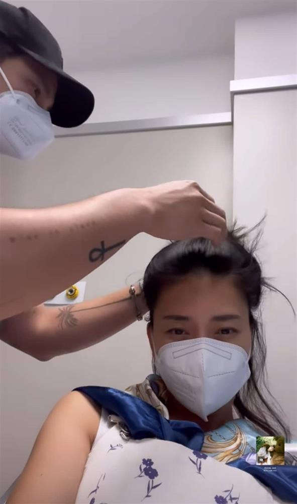 Nam doanh nhân cố "vớt vát" thêm vài sợi tóc nhưng có vẻ không thành công. Khoảnh khắc dễ thương của Ngô Thanh Vân - Huy Trần nhận được sự yêu thích của dân mạng.