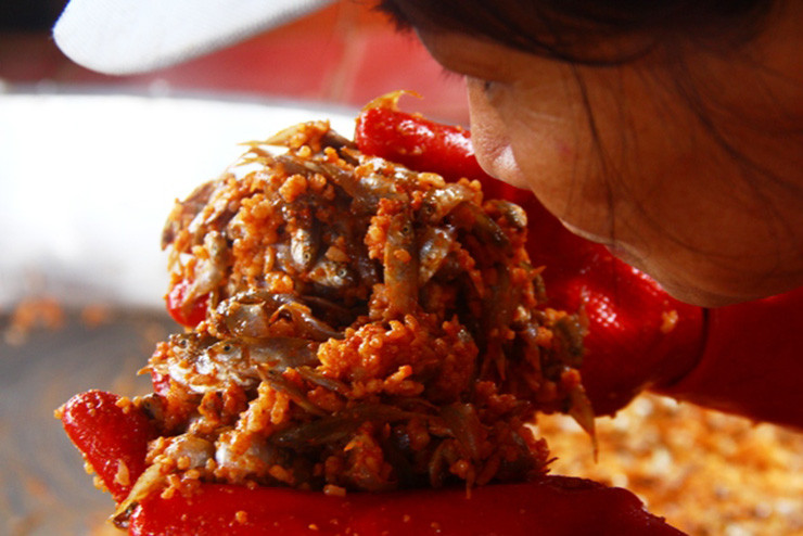 Mắm cá rò có giá từ 60.000 đồng/hũ 0.5kg. Du khách có thể mua để ăn dần hoặc đem đi biếu tặng.