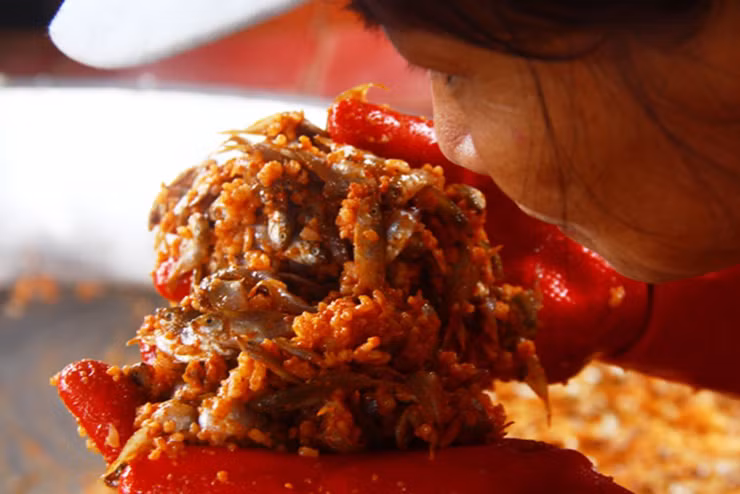 Mắm cá rò có giá từ 60.000 đồng/hũ 0.5kg. Du khách có thể mua để ăn dần hoặc đem đi biếu tặng.