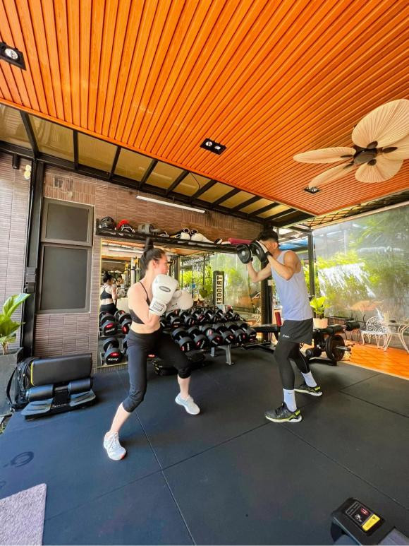 Nữ ca sĩ tích cực tập luyện boxing giúp bản thân tăng cường sức khoẻ và thân hình lẫn dung mạo trẻ trung hơn.