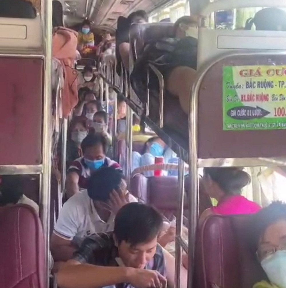 Xe giuong nam xep khach ngoi kin loi di, ‘nhoi’ them duoc 21 nguoi-Hinh-2