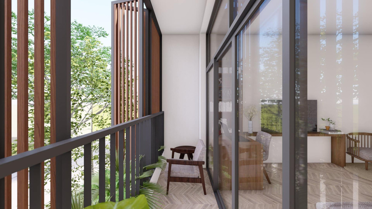 Ban công nhìn ra ngoài đường. Ở đây có hai lớp, 1 lớp lam gỗ cản nắng, 1 lớp cửa kính cản gió khi thời tiết xấu.