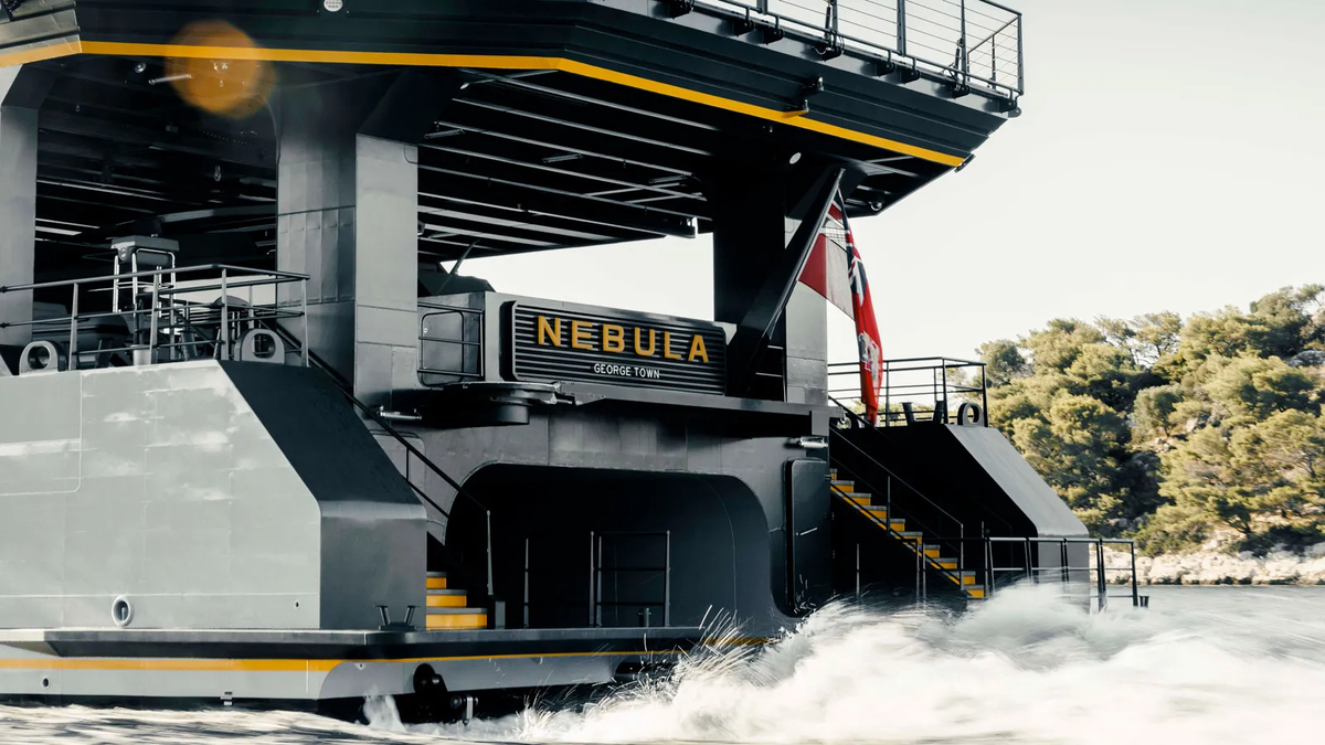 Bên trong du thuyền được chia ra làm 12 cabin cho khách, trong đó có một cabin khách VIP và 8 cabin dành cho phi hành đoàn hoặc nhân viên trên du thuyền.