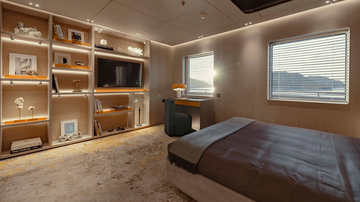 Bên trong mỗi cabin là một phòng ngủ khép kín với nhà vệ sinh độc lập.