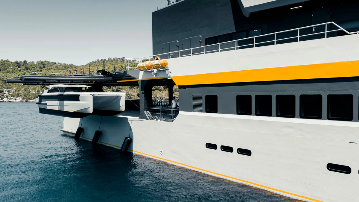 Garage dành cho trực thăng và canô đều được thiết kế khép kín và có thể bảo vệ phương tiện hoàn toàn khỏi mưa gió.