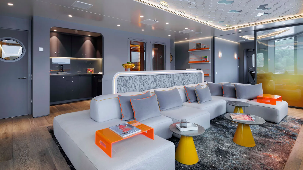 Bà Kirsten Schwalgien - nhà thiết kế nội thất của Nebula - chia sẻ rằng du thuyền được thiết kế với tone xám làm màu chủ đạo, và được nhấn nhá bằng một số nội thất tone cam.