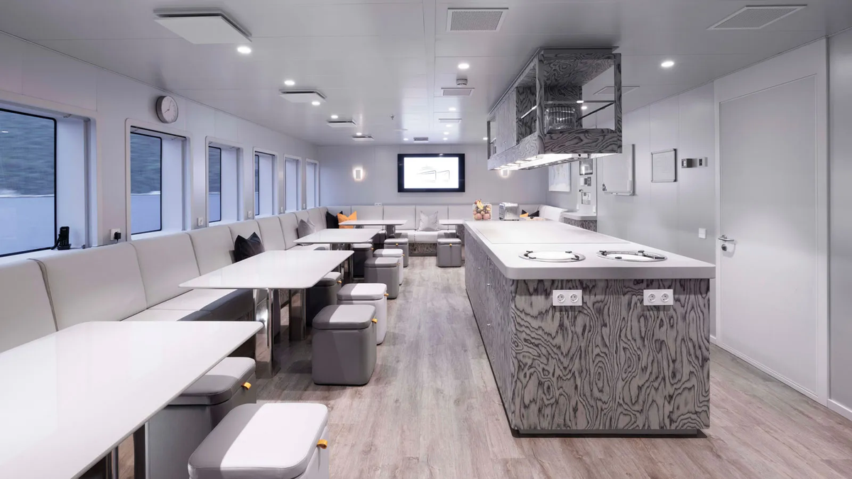 Phòng ăn của du thuyền được xây dựng một đảo nhỏ ở chính giữa và rất nhiều bàn ăn xung quanh. Theo bà Schwalgien, thiết kế như vậy sẽ mang lại cảm giác đơn giản và trẻ trung năng động.