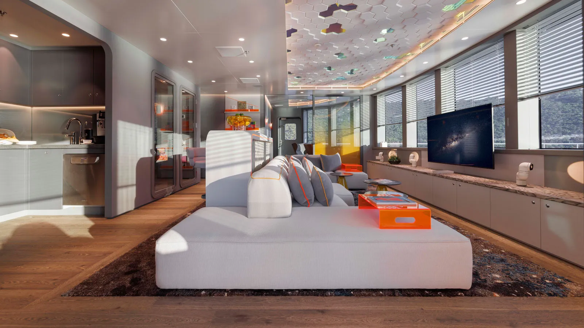 Theo bà, hầu hết phần nội thất màu cam sẽ được làm từ chất liệu acrylic huỳnh quang để chúng trông bắt mắt nhất có thể, và có thể tránh va chạm trong bóng tối.