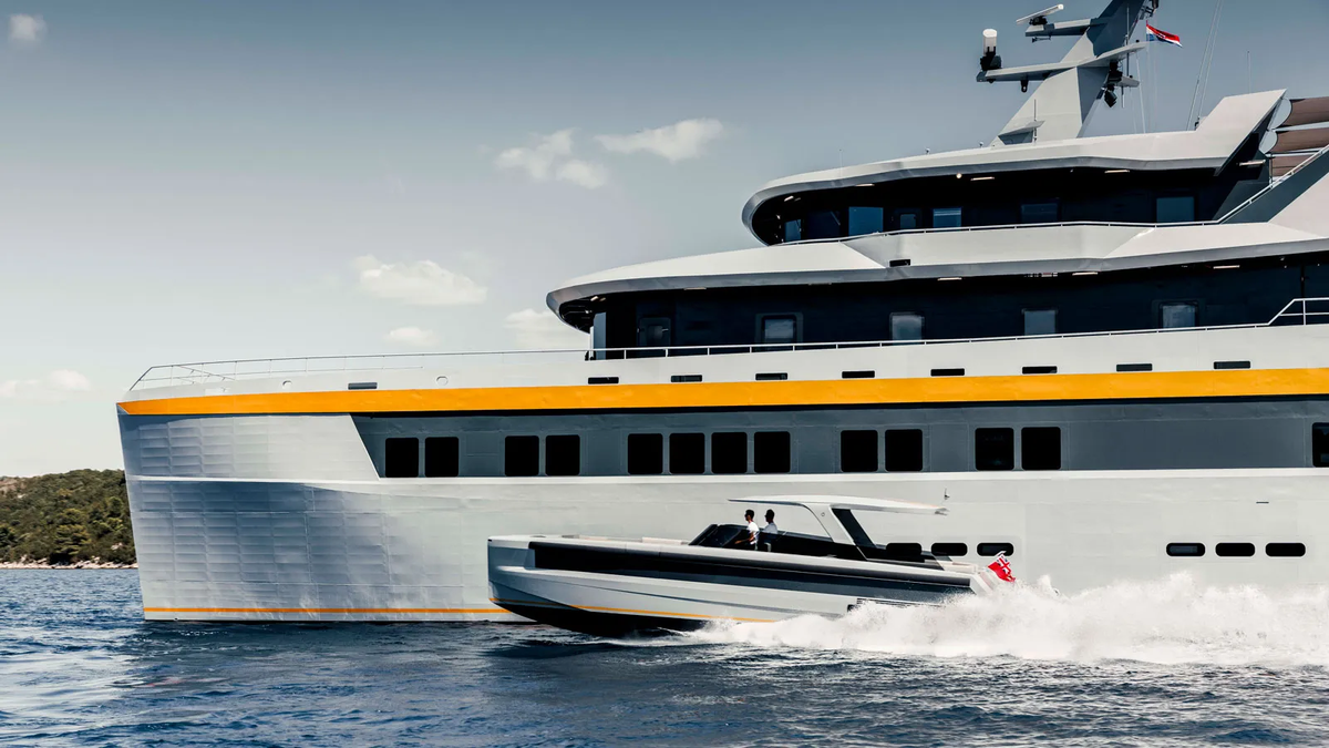 Nebula được thiết kế rộng rãi, bao gồm 2 boong tàu, một chỗ để canô phụ dài 12 m, và một chỗ đỗ trực thăng.