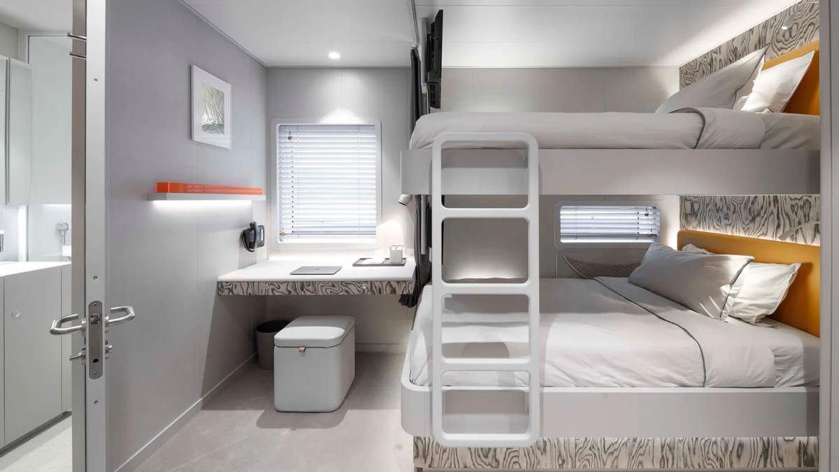 Có cả cabin dành cho trẻ em với giường hai tầng. Ngoài ra, các tiện ích khác của du thuyền còn có khu tiếp khách ngoài trời và bể bơi mini.