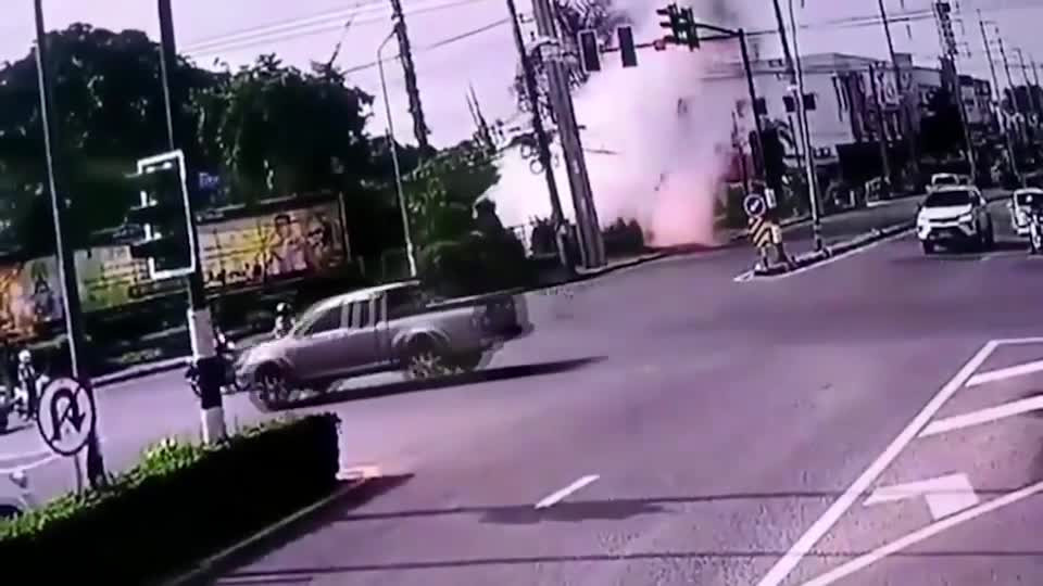 Video: No may bien ap giua pho khien nhieu nguoi hoang loan