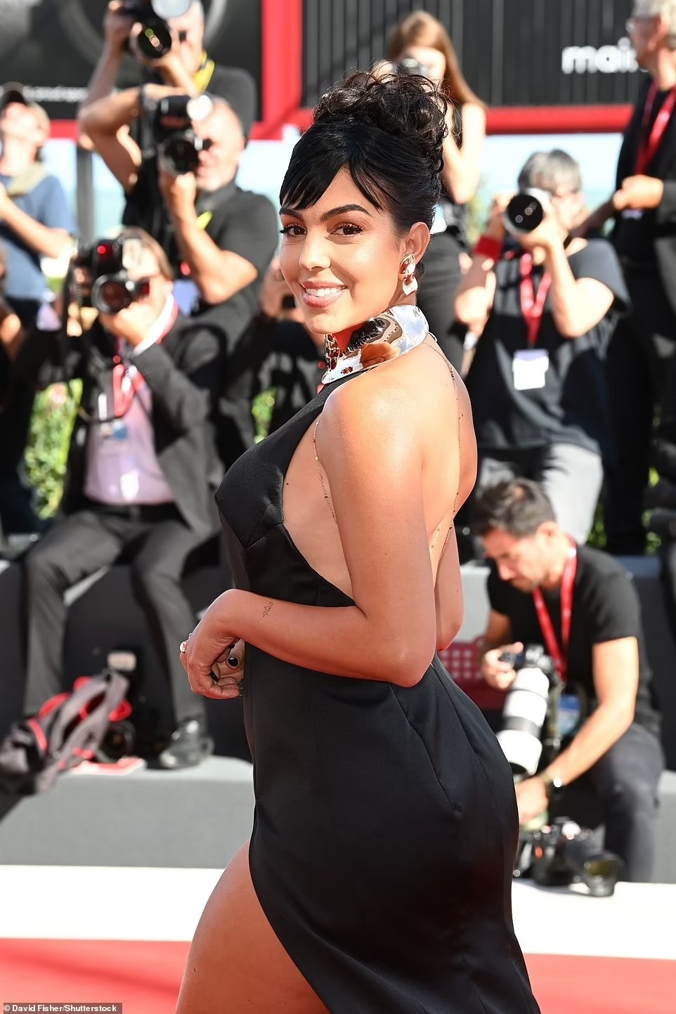 Để bộ cánh trở nên tối giản, Georgina Rodriguez kết hợp cùng những phụ kiện đồng điệu. Là bạn gái lâu năm của Cristiano Ronaldo, người đẹp 28 tuổi có lượng theo dõi lớn trên mạng xã hội. Cô thường xuyên được mời đến các sự kiện thảm đỏ, show thời trang. Rodriguez mới sinh con gái vào tháng 4.