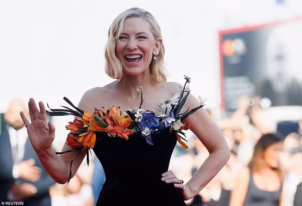 Trang phục có điểm nhấn, nên Cate Blanchett lựa chọn kiểu tóc và phong cách trang điểm đơn giản, không cầu kỳ. Qua nhiều năm, diễn viên 53 tuổi luôn giữ phong độ khi nhắc đến thời trang thảm đỏ của cô.