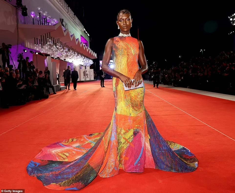 Diễn viên Jodie Turner-Smith nổi bật trong mẫu thiết kế được phối màu ấn tượng. Daily Mail bình luận mái tóc của ngôi sao người Anh được lấy cảm hứng từ những năm 1920.