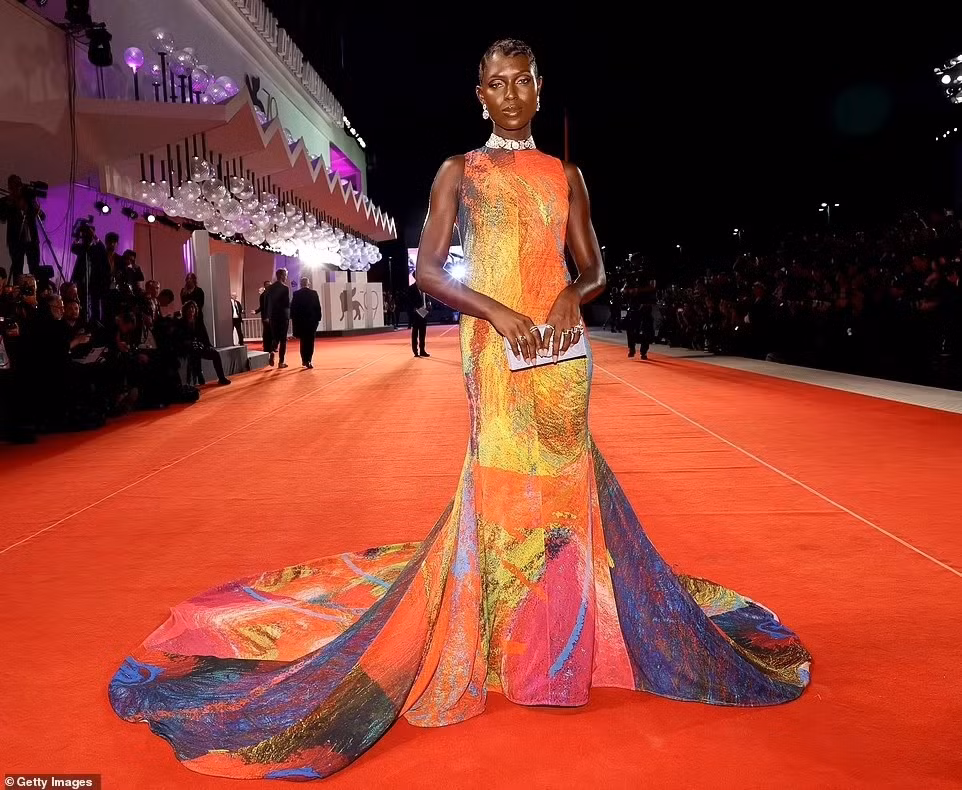 Diễn viên Jodie Turner-Smith nổi bật trong mẫu thiết kế được phối màu ấn tượng. Daily Mail bình luận mái tóc của ngôi sao người Anh được lấy cảm hứng từ những năm 1920.