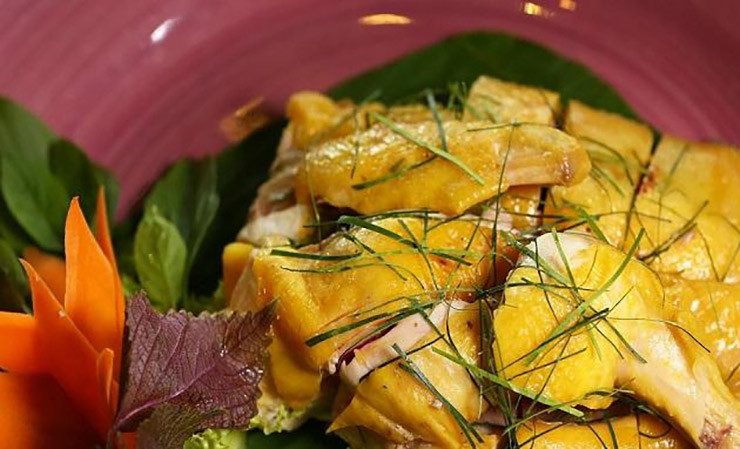 3, Lá chanh: Lá chanh là thứ rất quen thuộc với người dân Việt Nam, thường được dùng để rắc lên món gà luộc như một loại gia vị.