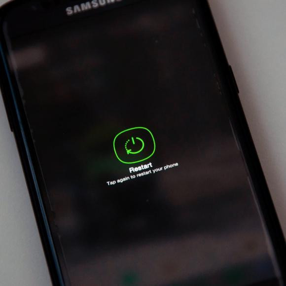 Tan suat nen khoi dong lai dien thoai neu muon pin ben