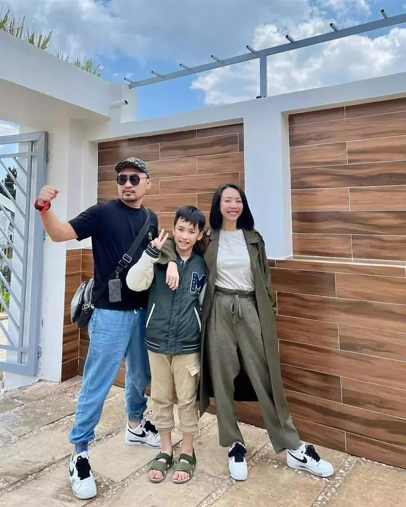  Về đời tư, Thu Trang có cuộc sống hôn nhân viên mãn với diễn viên Tiến Luật. Thu Trang - Tiến Luật kết hôn năm 2011, hiện có với nhau một quý tử 8 tuổi.