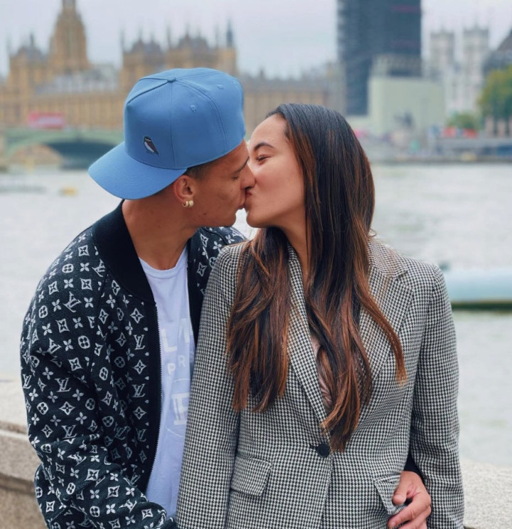 Cuộc hôn nhân của họ cũng trải qua sóng gió trước những tin đồn về người thứ 3. Dẫu vậy, đến nay Antony và Rosilene vẫn đang bên nhau hạnh phúc.