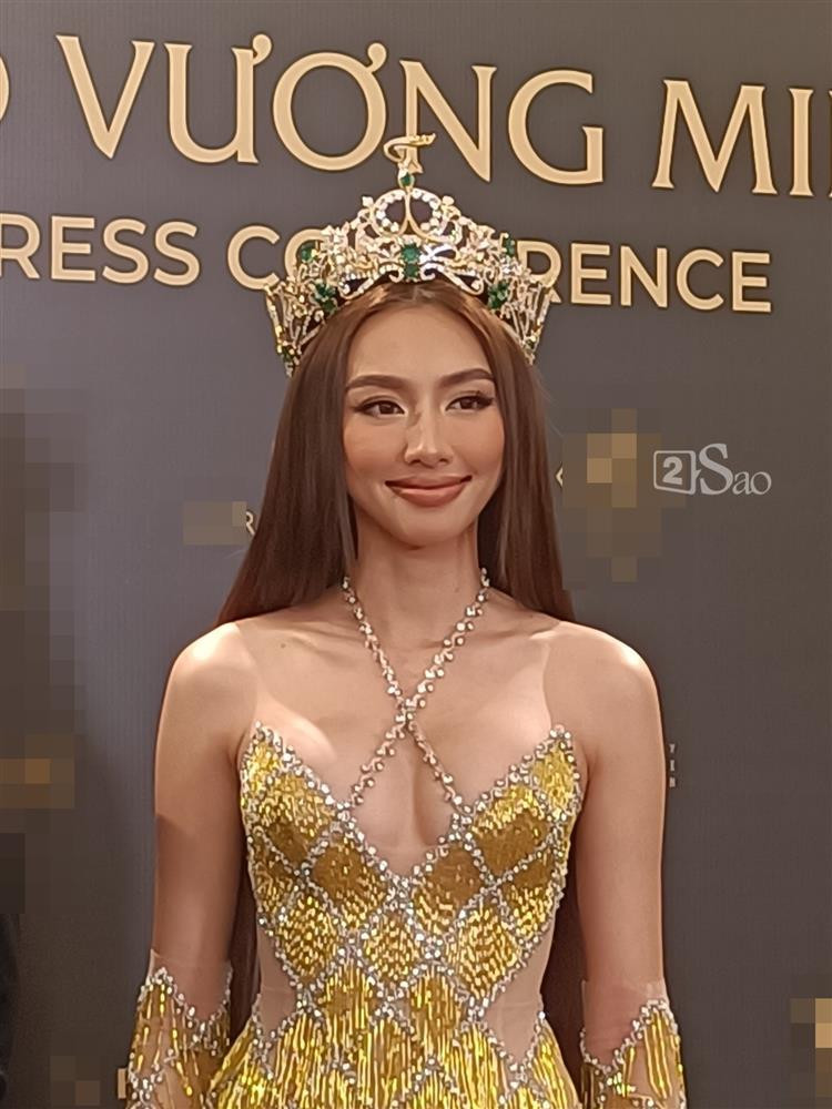 rong những bức ảnh chụp vội, không qua chỉnh sửa, có thể thấy nhan sắc Thùy Tiên vẫn "làm sáng" khung hình, không khác nhiều so với những bức ảnh tự đăng trên mạng. Cô cũng được khen tinh tế khi lựa chọn chiếc đầm ánh kim "xuyệt tông" vương miện, gam màu sáng góp phần tôn làn da, sắc vóc.