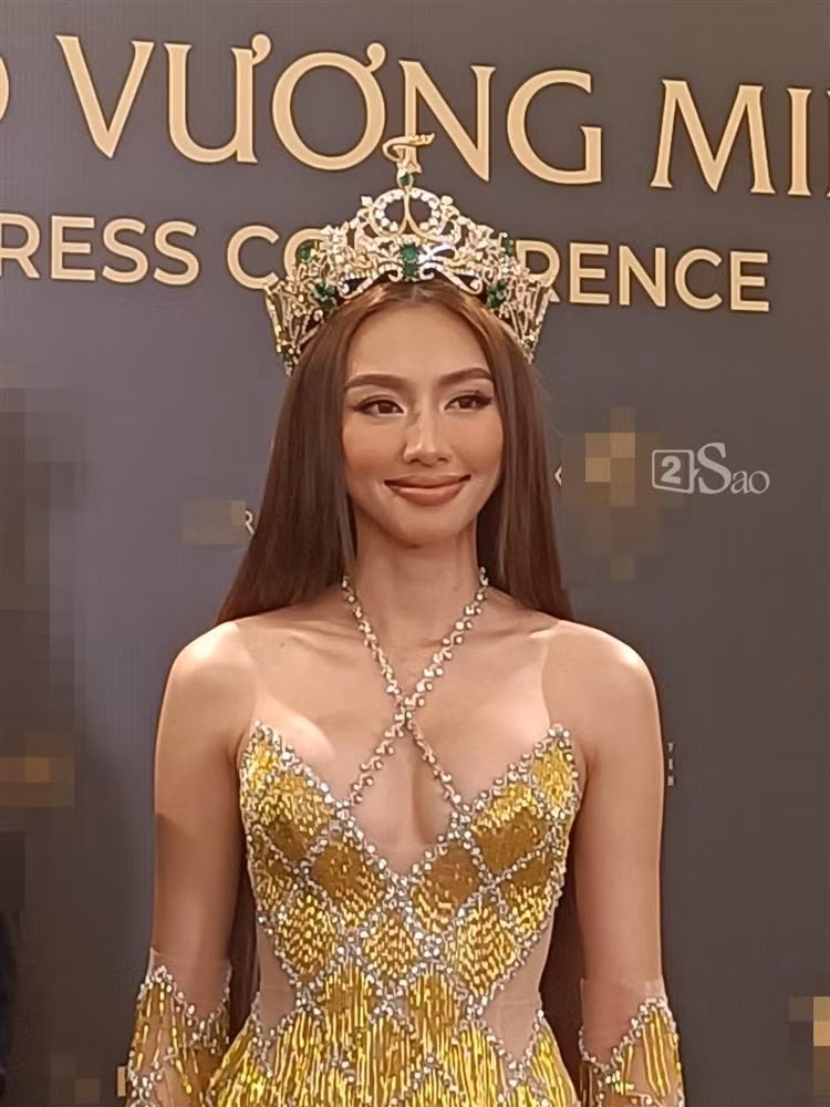 Trong những bức ảnh chụp vội, không qua chỉnh sửa, có thể thấy nhan sắc Thùy Tiên vẫn "làm sáng" khung hình, không khác nhiều so với những bức ảnh tự đăng trên mạng. Cô cũng được khen tinh tế khi lựa chọn chiếc đầm ánh kim "xuyệt tông" vương miện, gam màu sáng góp phần tôn làn da, sắc vóc.