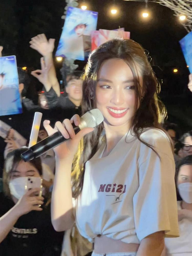 ược biết cô đang đồng hành cùng cuộc thi Miss Grand Vietnam 2022. Ngay sau khi sân chơi này khép lại, người đẹp lên đường sang Indonesia để đồng hành cùng cuộc thi Miss Grand International - Hoa hậu Hòa bình Quốc tế 2022 - trong vai trò đương kim hoa hậu. Thùy Tiên sẽ trao vương miện cho người kế nhiệm vào ngày 25/10.