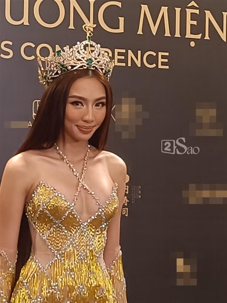 Thêm một số hình ảnh CAM thường của Thùy Tiên tại sự kiện.