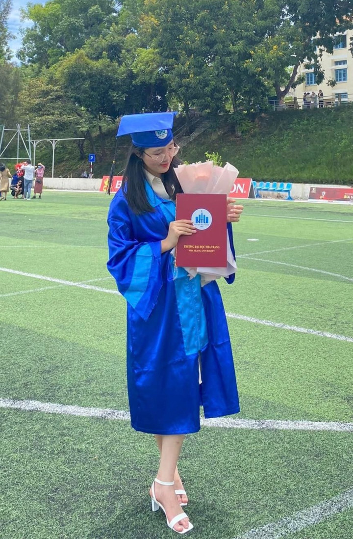 Nu sinh mo coi cha duoc vi khach dac biet den du le tot nghiep-Hinh-2