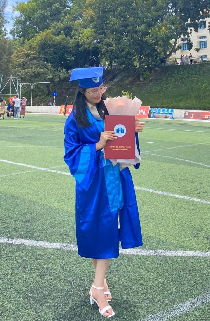 Nu sinh mo coi cha duoc vi khach dac biet den du le tot nghiep-Hinh-2