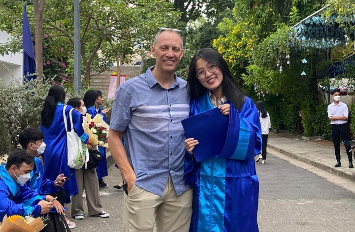 Nu sinh mo coi cha duoc vi khach dac biet den du le tot nghiep