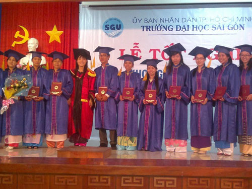 Lễ trao bằng tốt nghiệp 2014 cho sinh viên trường ĐHSG (ảnh trang thông tin điện tử trường ĐHSG).