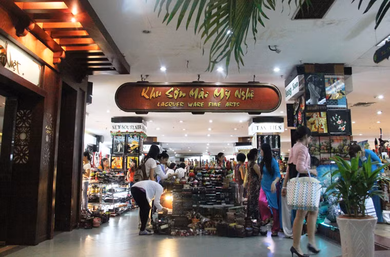 Để dự án có thể khởi công ngay đầu năm 2015, thành phố yêu cầu các tiểu thương kinh doanh tại Thương xá Tax phải di dời trước tháng 10/2014.