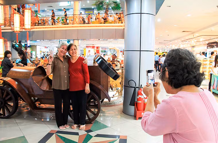 Các bậc cao niên cố ghi lại hỉnh ảnh kỉ niệm của một "di tích" mang tên thương xá Tax.