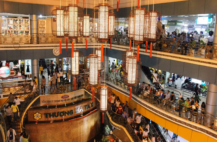 Hơn 1 thế kỷ qua, nói đến Sài Gòn không ai không nhắc đến thương xá Tax- một TTTM lâu đời nhất của Sài Gòn (TP HCM). Qua nhiều lần nâng cấp, sửa chữa, kể từ năm 1942 đến nay, thương xá TAX gần như được giữ nguyên hiện trạng. Nơi đây được xếp vào danh sách 5 điểm mua sắm yêu thích nhất của TP HCM.