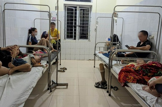 Thong tin moi vu 76 tre mam non nghi ngo doc phai di cap cuu