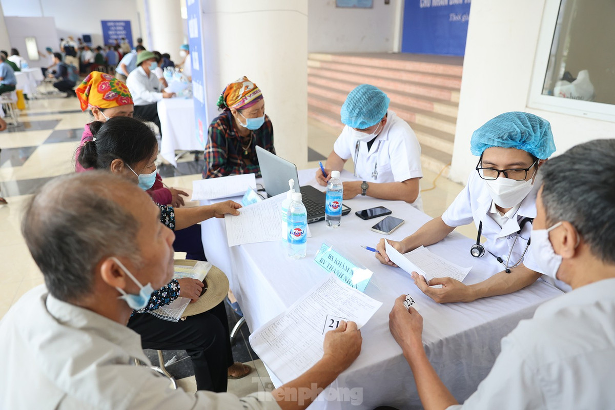 Đặc biệt, từ kết quả khám sàng lọc, nếu phát hiện trường hợp mắc bệnh nặng, huyện chỉ đạo cơ sở y tế quan tâm kiểm tra, tư vấn cho người bệnh, trường hợp cần chuyển tuyến, chủ động giúp đỡ, liên hệ với các bệnh viện chuyên khoa tuyến trên để người bệnh yên tâm điều trị.