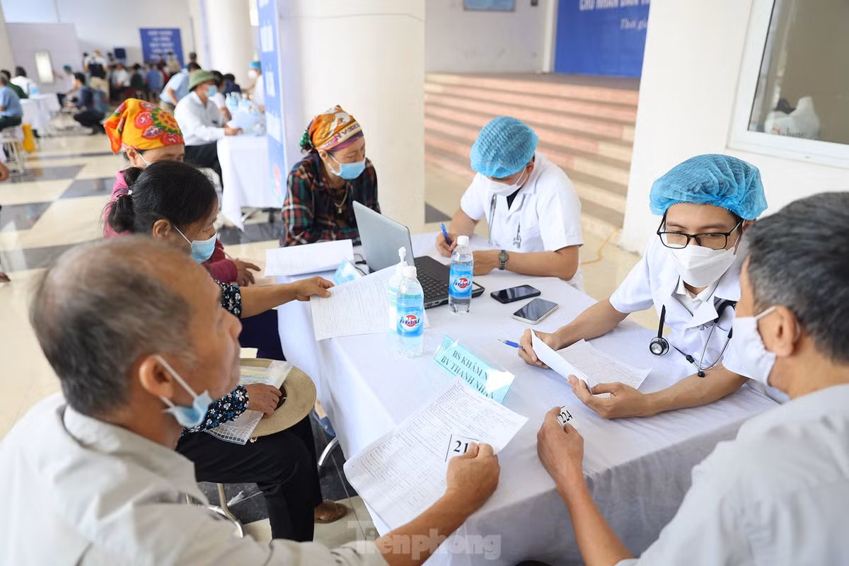 Đặc biệt, từ kết quả khám sàng lọc, nếu phát hiện trường hợp mắc bệnh nặng, huyện chỉ đạo cơ sở y tế quan tâm kiểm tra, tư vấn cho người bệnh, trường hợp cần chuyển tuyến, chủ động giúp đỡ, liên hệ với các bệnh viện chuyên khoa tuyến trên để người bệnh yên tâm điều trị.