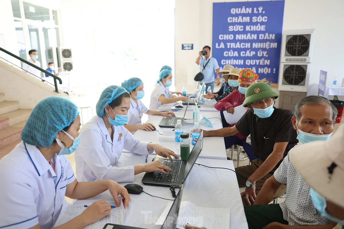 Bác sỹ Nguyễn Thị Thuý Hằng khoa dinh dưỡng bệnh viện Phổi Hà Nội cho biết:" 7g30 sáng nay 400 cán bộ y bác sỹ thuộc 15 bệnh viện thuộc Trung ương, Thành phố Hà Nội đã sẵn sàng khám chữa bệnh cho người dân ở đây , trong sáng nay rất đông người dân xếp hàng theo trật tự và nhanh chóng trong khám chữa bệnh."