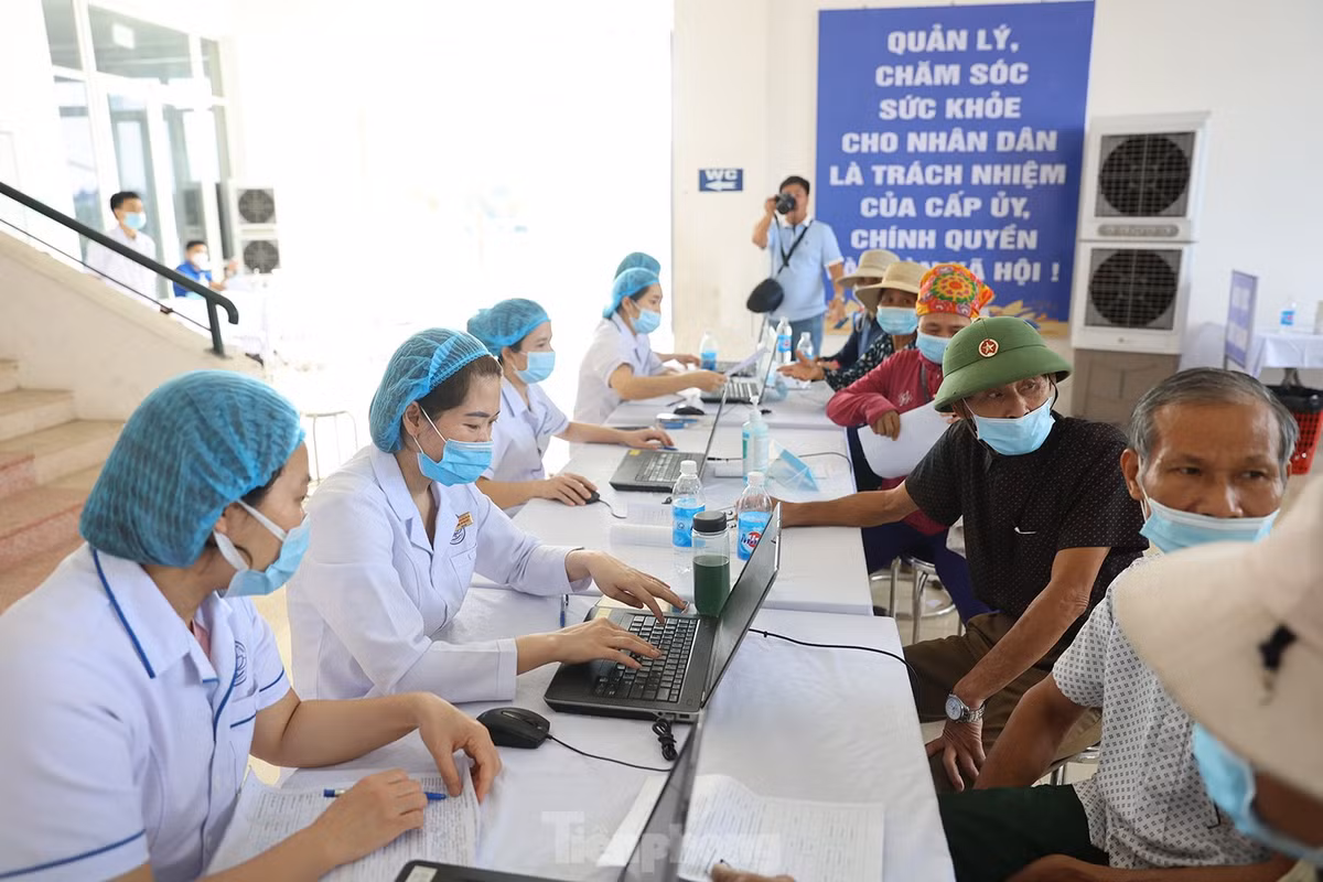 Bác sỹ Nguyễn Thị Thuý Hằng khoa dinh dưỡng bệnh viện Phổi Hà Nội cho biết:" 7g30 sáng nay 400 cán bộ y bác sỹ thuộc 15 bệnh viện thuộc Trung ương, Thành phố Hà Nội đã sẵn sàng khám chữa bệnh cho người dân ở đây , trong sáng nay rất đông người dân xếp hàng theo trật tự và nhanh chóng trong khám chữa bệnh."