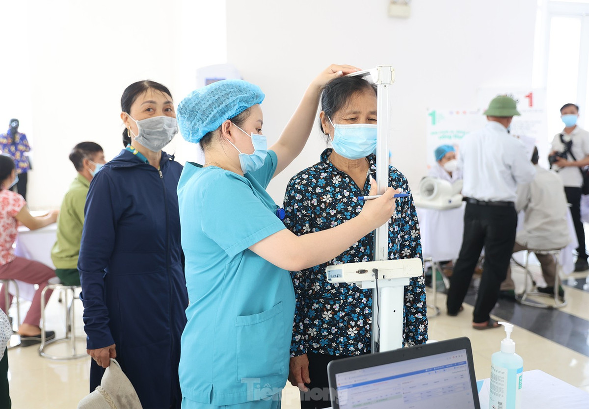 Khám nội như tim mạch, hô hấp, tiêu hóa, tiết niệu, cơ xương khớp, thần kinh; khám ngoại tổng hợp như da liễu, vận động và khám chuyên khoa Tai Mũi Họng, Răng Hàm Mặt, mắt.