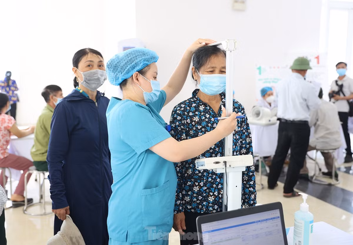 Khám nội như tim mạch, hô hấp, tiêu hóa, tiết niệu, cơ xương khớp, thần kinh; khám ngoại tổng hợp như da liễu, vận động và khám chuyên khoa Tai Mũi Họng, Răng Hàm Mặt, mắt.