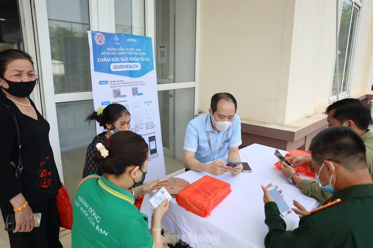 Đặc biệt ngay sau khi khám xong, người dân được hướng dẫn cài app (ứng dụng) trên điện thoại thông minh để có thể tra cứu ngay kết quả khám và theo dõi, quản lý thông tin sức khỏe của bản thân.