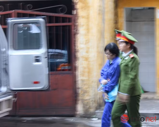 Bị án Huỳnh Thị Huyền Như bị dẫn giải ra xe.