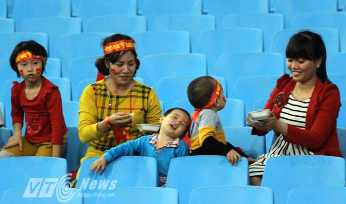 Thậm chí một số người đã tranh thủ cho các con đến sân sớm để có một chỗ ngồi đẹp. (Ảnh: Nhạc Dương).